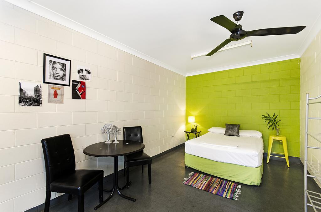 Adventurers Backpackers Hostel ทาวน์วิล ภายนอก รูปภาพ