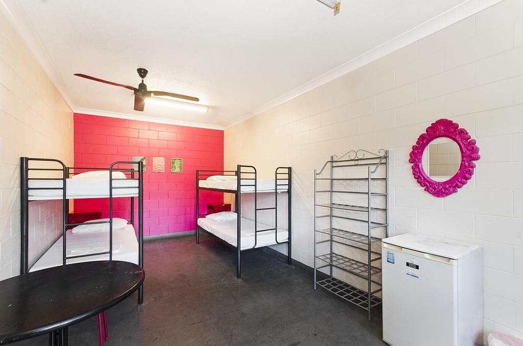 Adventurers Backpackers Hostel ทาวน์วิล ภายนอก รูปภาพ