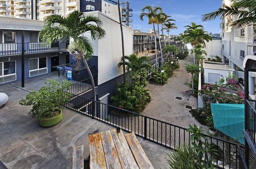 Adventurers Backpackers Hostel ทาวน์วิล ภายนอก รูปภาพ